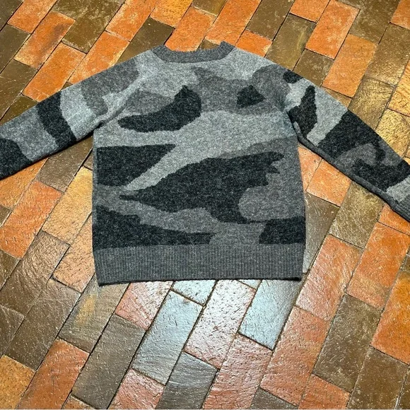 Cyrus men’s crewneck sweater size, large, black, and gray camo - Picture 2 of 5